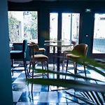 Hotel Logis Les Vignes Blanches Beaucaire (Gard)