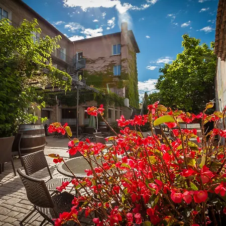 Logis Les Vignes Blanches Hotel