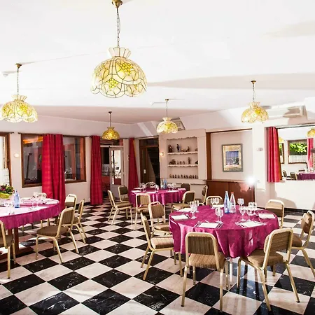 Logis Vignes Blanches*** Cosy Et Restaurant De Terroir 3* Beaucaire (Gard)