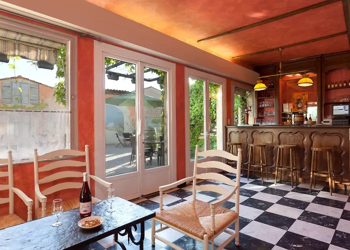 Logis Les Vignes Blanches Hotel