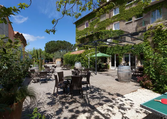 Logis Les Vignes Blanches Hotel