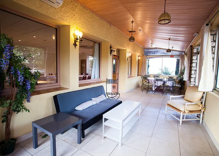 Hotel Logis Les Vignes Blanches 3*